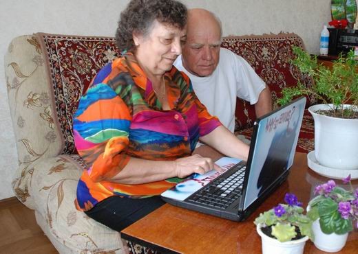 Фотографии пожилых людей с ноутбуком